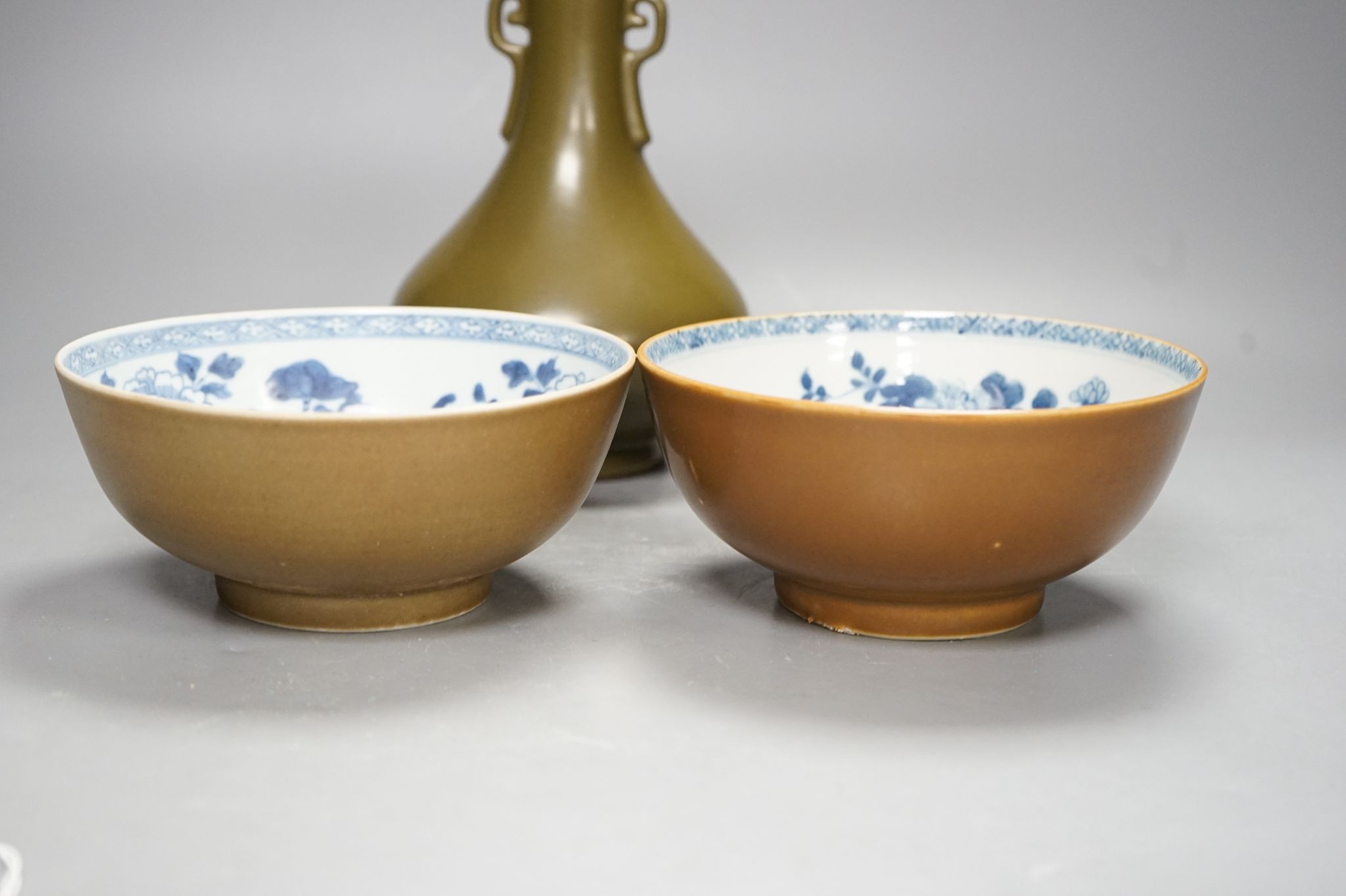 A pair of Chinese Nanking Cargo bowls and a teadust glazed vase, 21cm